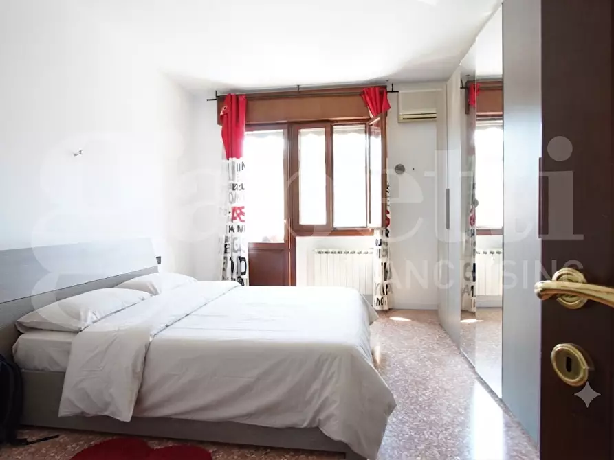 Immagine 9 di Appartamento in vendita  in Via Roma, . a Venezia