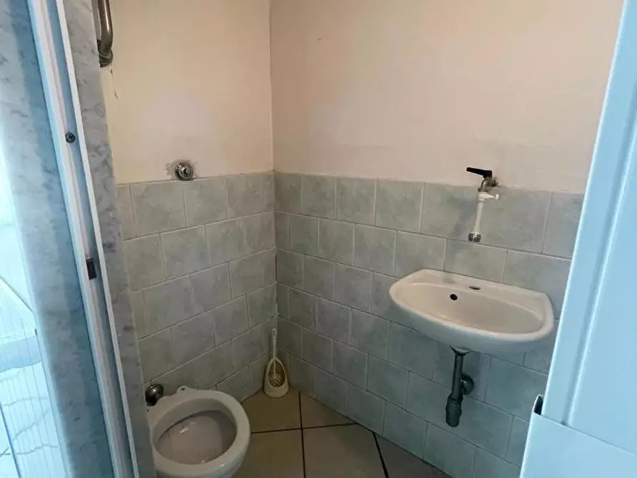 Immagine 5 di Negozio in affitto  in Via domenico Colasanto a Casoria