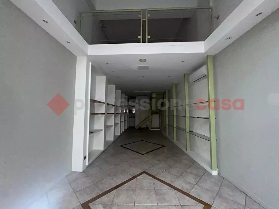 Immagine 2 di Negozio in affitto  in Viale DUSE a Firenze