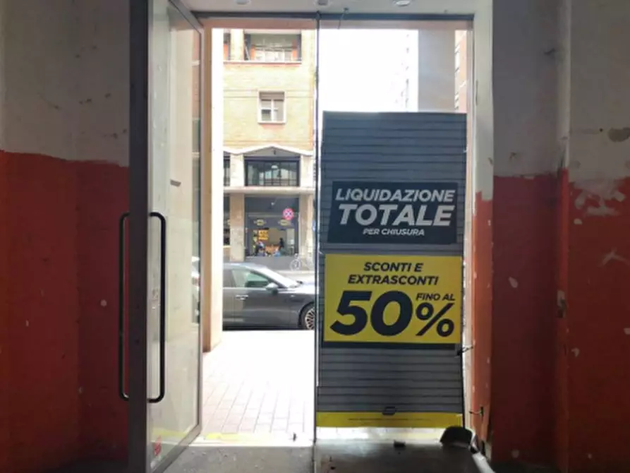 Immagine 4 di Negozio in affitto  in Via Guglielmo Marconi, - a Bologna