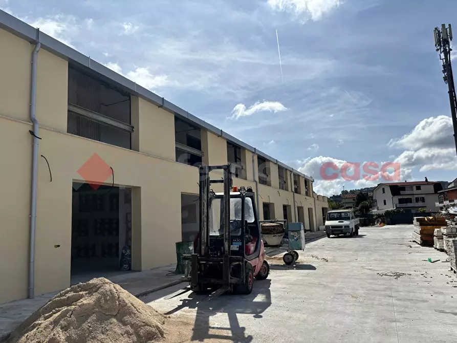 Immagine 5 di Negozio in affitto  in Via la stazza, 1 a Alatri