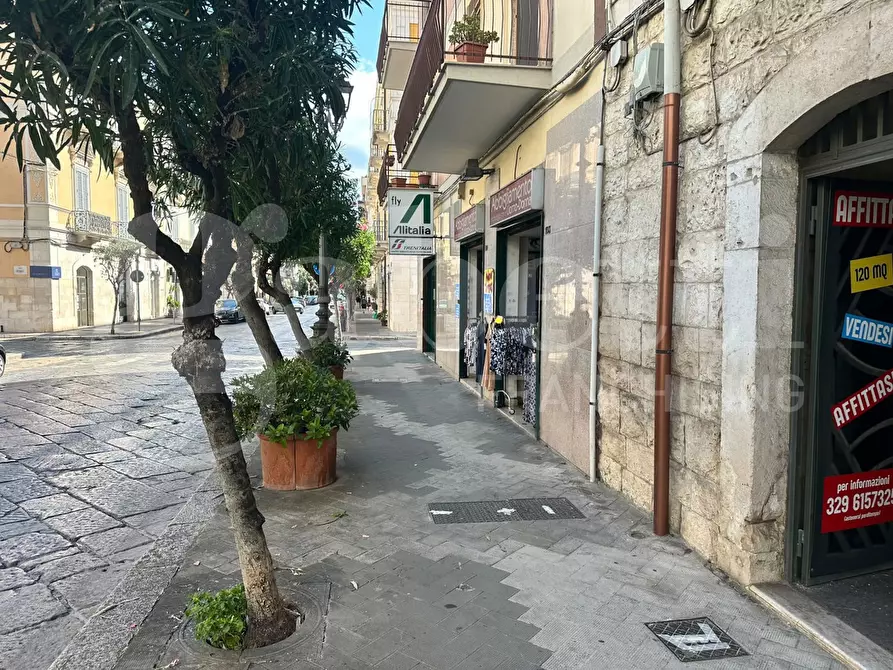 Immagine 19 di Negozio in affitto  in Via Cavour a Trani