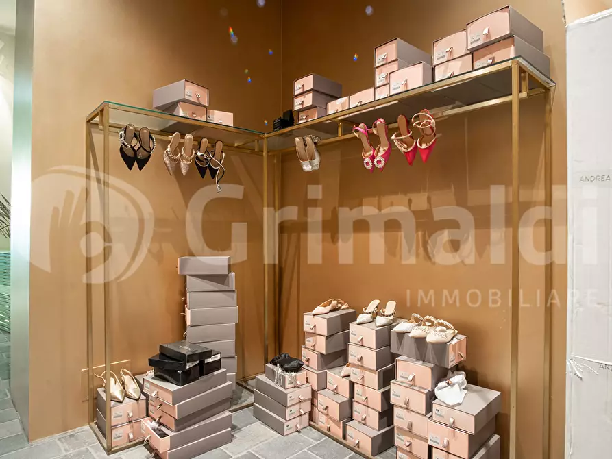 Immagine 33 di Negozio in vendita  in Piazza Annunziata, 12 a Marigliano
