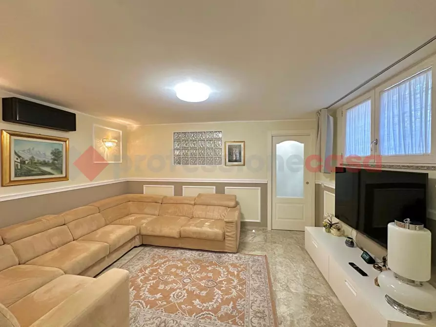 Immagine 9 di Villa in vendita  in Via Delle Robinie a Opera