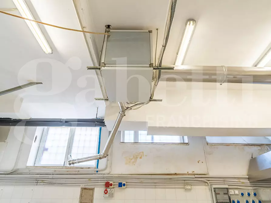 Immagine 11 di Laboratorio in vendita  in Via Busalla, 9 a Roma