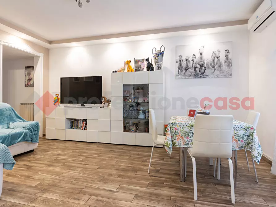 Immagine 2 di Appartamento in vendita  in Via Amaretta a Roma
