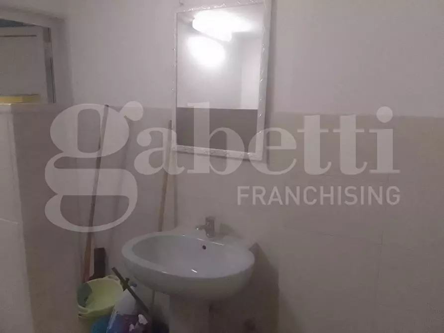 Immagine 11 di Negozio in vendita  in Piazza G.B.TEDESCO, 9 a Taranto