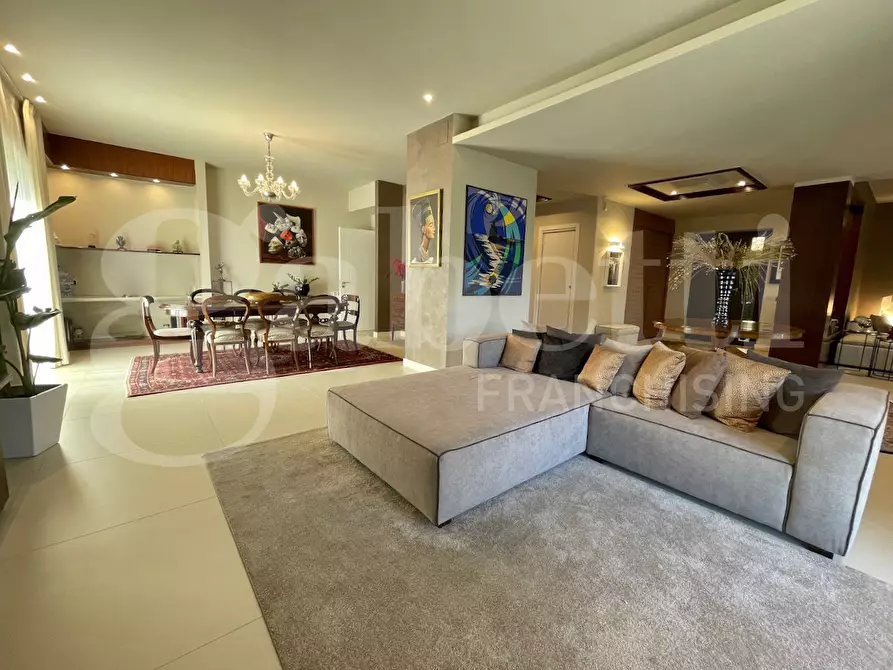 Immagine 20 di Villa in vendita  in Via Tondo Gioieni a Catania