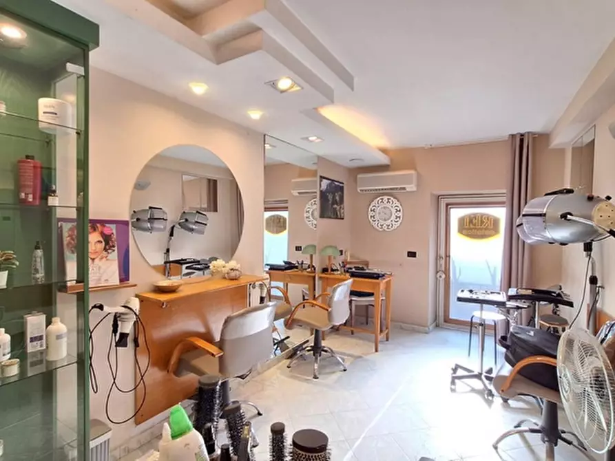 Immagine 3 di Negozio in vendita  in Via Foria a Napoli