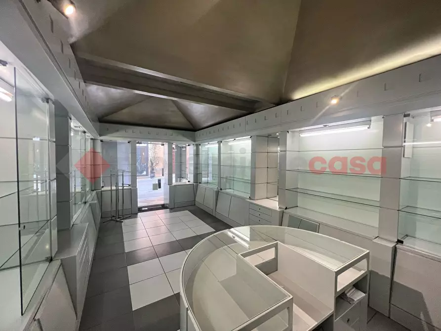 Immagine 10 di Negozio in vendita  in Corso Garibaldi a Spoleto