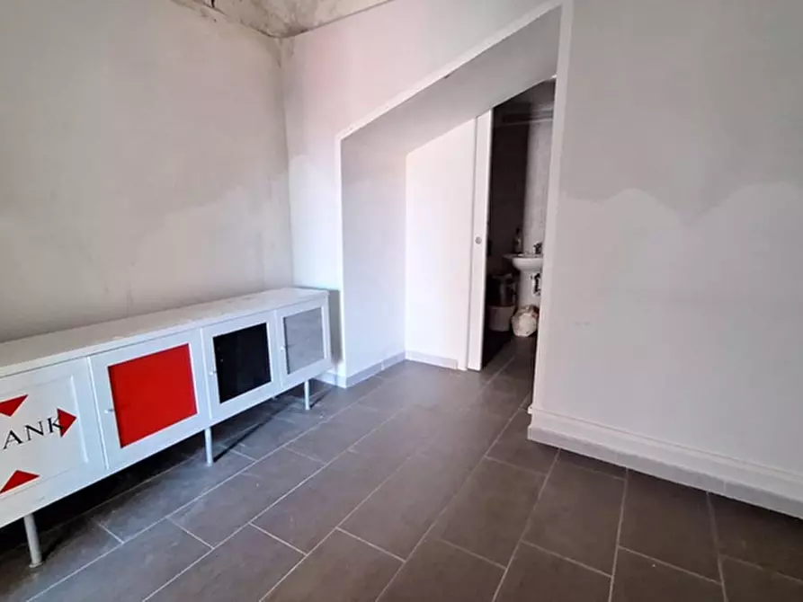 Immagine 8 di Negozio in affitto  in Via Concezio Muzii a Napoli