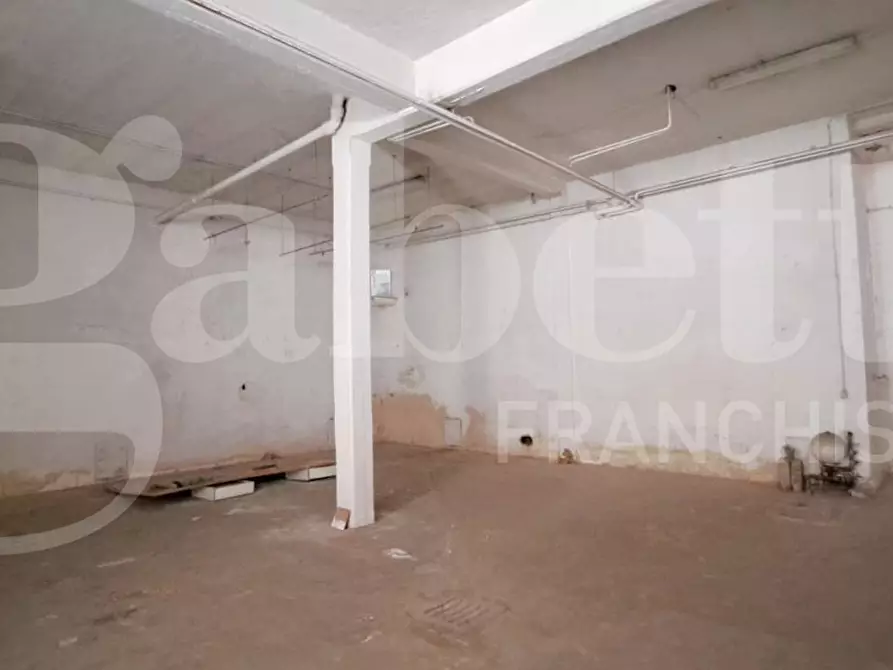 Immagine 9 di Magazzino in vendita  in Via Corigliano Calabro, 27 a Roma