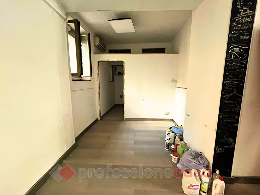 Immagine 5 di Negozio in vendita  in Piazza Giuseppe Mazzini a Bastia Umbra