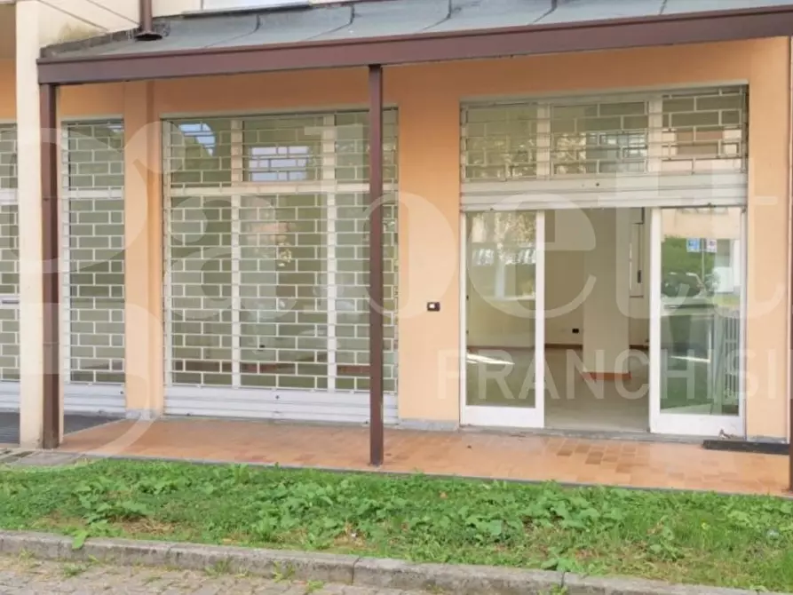 Immagine 2 di Negozio in affitto  in Via Sorteni, 7 a Monza
