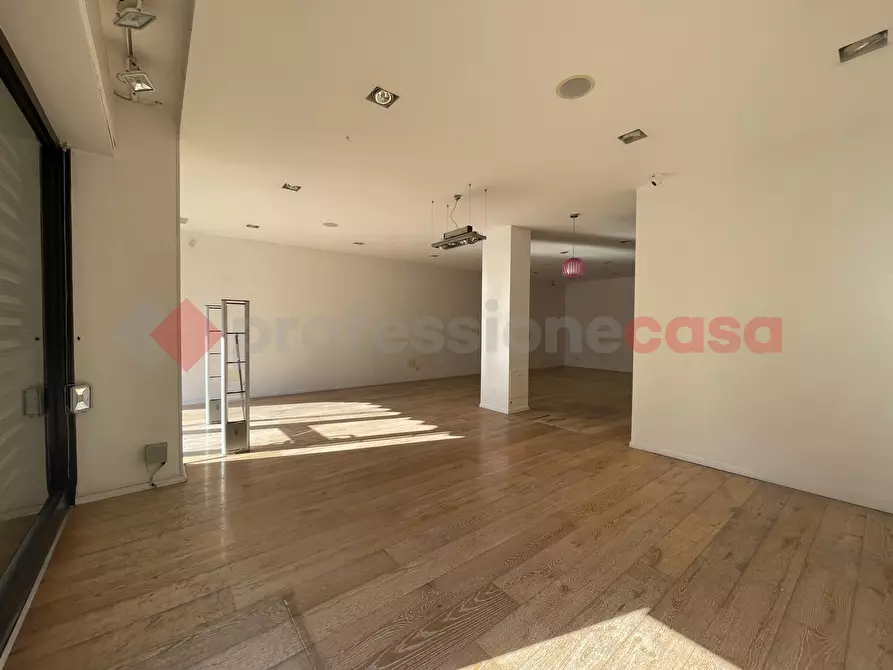 Immagine 4 di Negozio in affitto  in Via Antonio Gramsci a Corciano