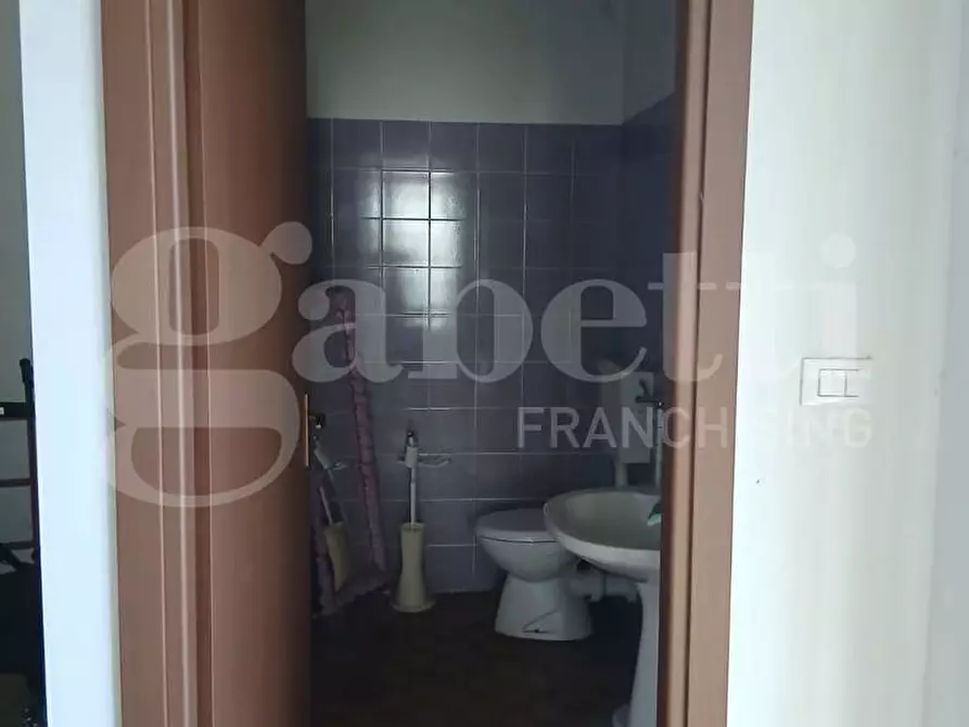 Immagine 5 di Negozio in vendita  in Via Garibaldi, 1 a Cento