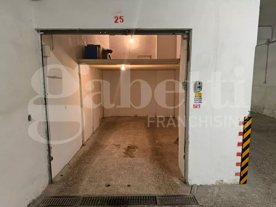 Immagine 1 di Box auto in vendita  in Via di Conca DâOro, 376 a Roma