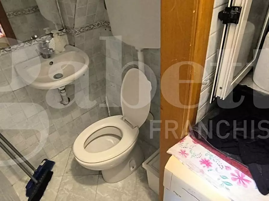 Immagine 21 di Negozio in vendita  in Via Foria a Napoli
