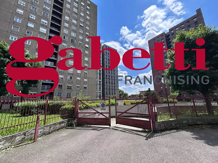 Immagine 1 di Box auto in vendita  in Viale ca granda, 27 a Milano