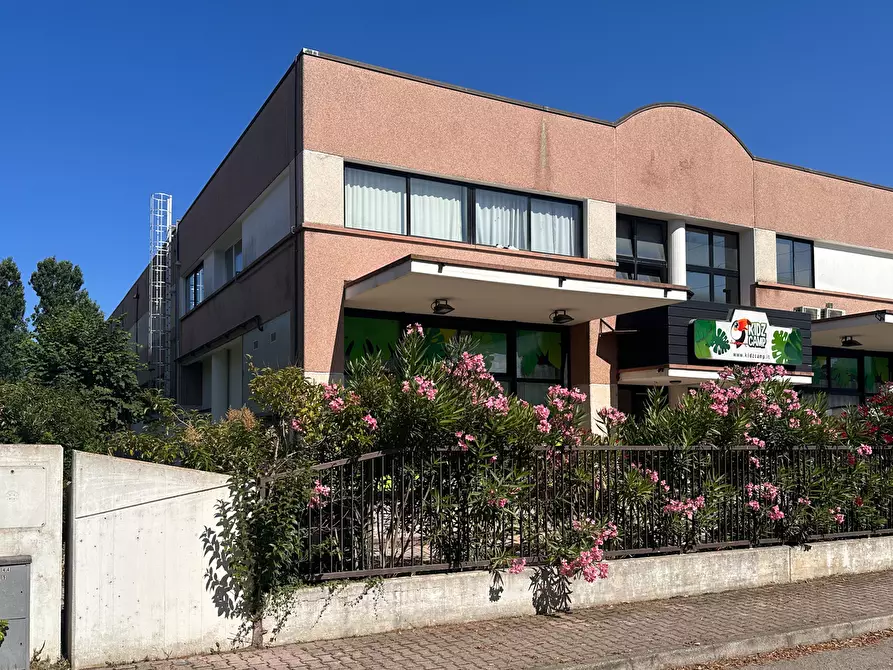 Immagine 2 di Negozio in vendita  in Viale del Commercio a Riccione