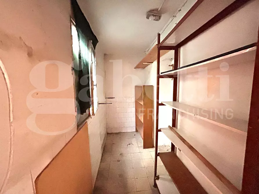 Immagine 17 di Negozio in affitto  in Via Cesare Colizza, 7 a Marino