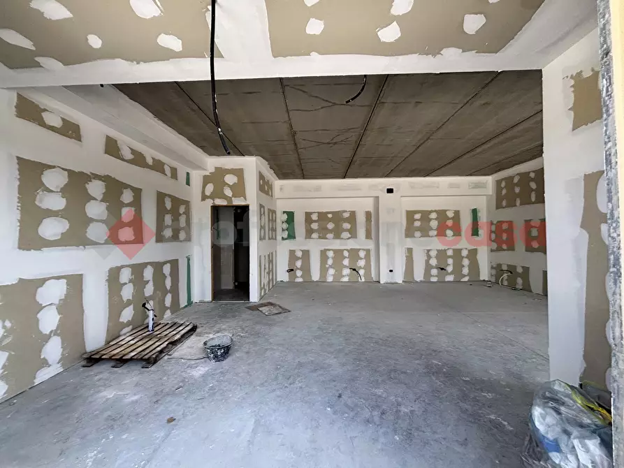 Immagine 10 di Negozio in affitto  in Via la stazza, 1 a Alatri