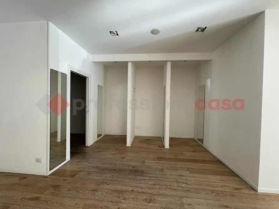Immagine 8 di Negozio in affitto  in Via Antonio Gramsci a Corciano