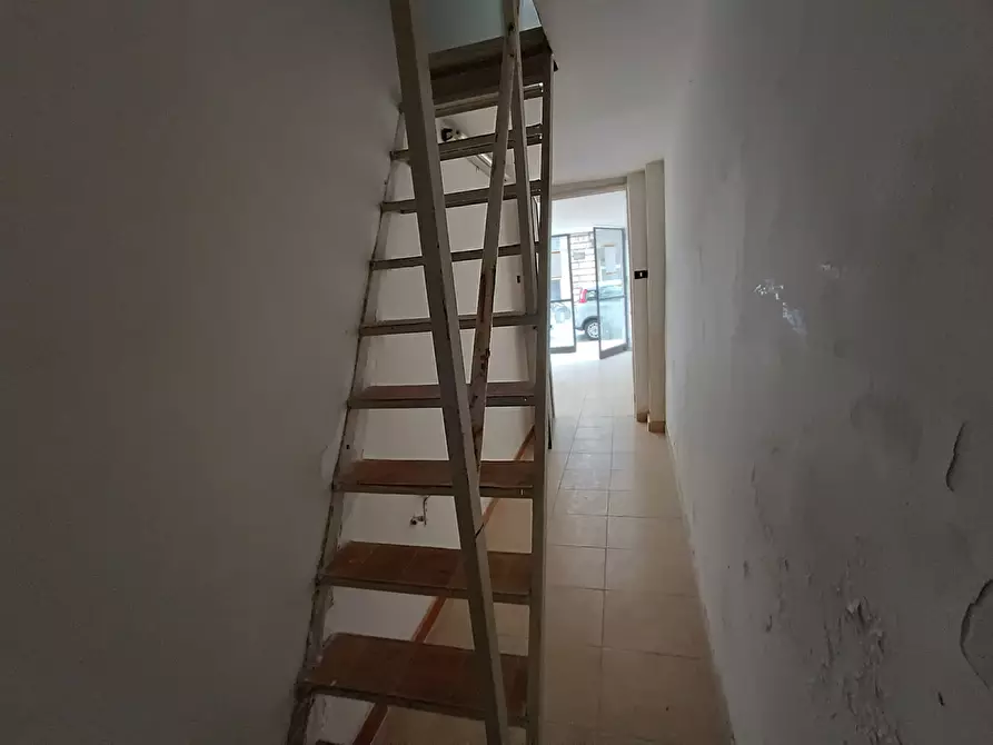Immagine 6 di Attività commerciale in affitto  in Via Argentieri, 13 a Messina