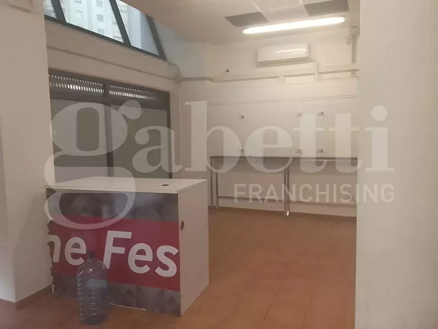 Immagine 8 di Negozio in vendita  in Piazza G.B.TEDESCO, 9 a Taranto