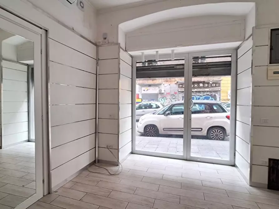 Immagine 2 di Negozio in affitto  in Via Domenico Cirillo a Napoli