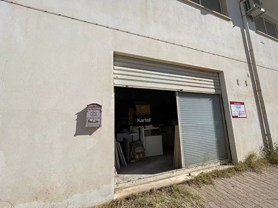 Immagine 2 di Magazzino in vendita  in Via Costituente, 1 a Carbonia