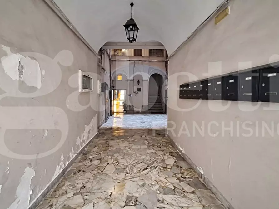Immagine 4 di Magazzino in vendita  in Via Santa Sofia a Napoli
