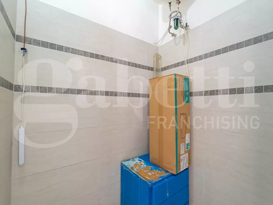 Immagine 30 di Laboratorio in vendita  in Via Busalla, 9 a Roma