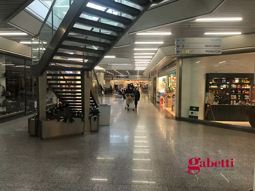 Immagine 11 di Negozio in vendita  in Via Mario Rigamonti, 100 a Roma