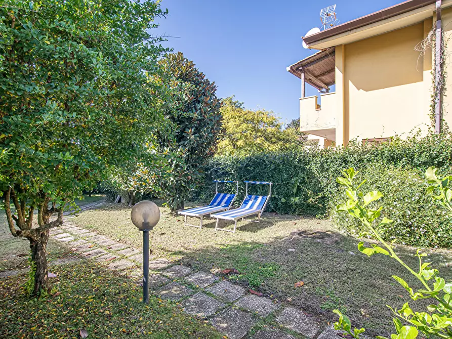 Immagine 41 di Casa trifamiliare in vendita  in Via della Bilancia, 47 a Sabaudia