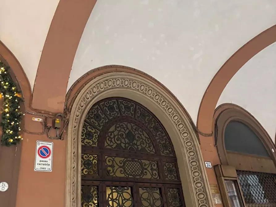 Immagine 11 di Appartamento in vendita  in Via Farini, 24 a Bologna