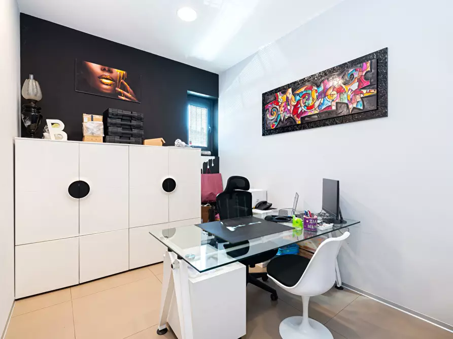 Immagine 21 di Negozio in vendita  in Via Giovanni Gastaldi, 40 a Roma