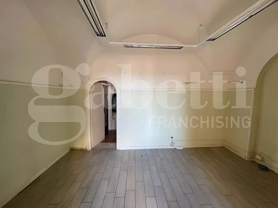 Immagine 8 di Negozio in vendita  in Via Indipendenza, 119 a Gaeta