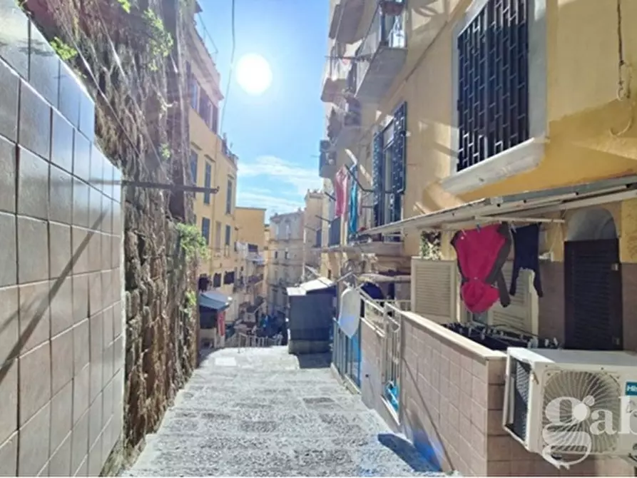 Immagine 2 di Palazzo in vendita  in Via Salita del Petraio a Napoli