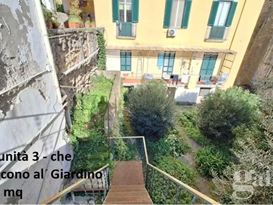 Immagine 41 di Palazzo in vendita  in Via Salita del Petraio a Napoli