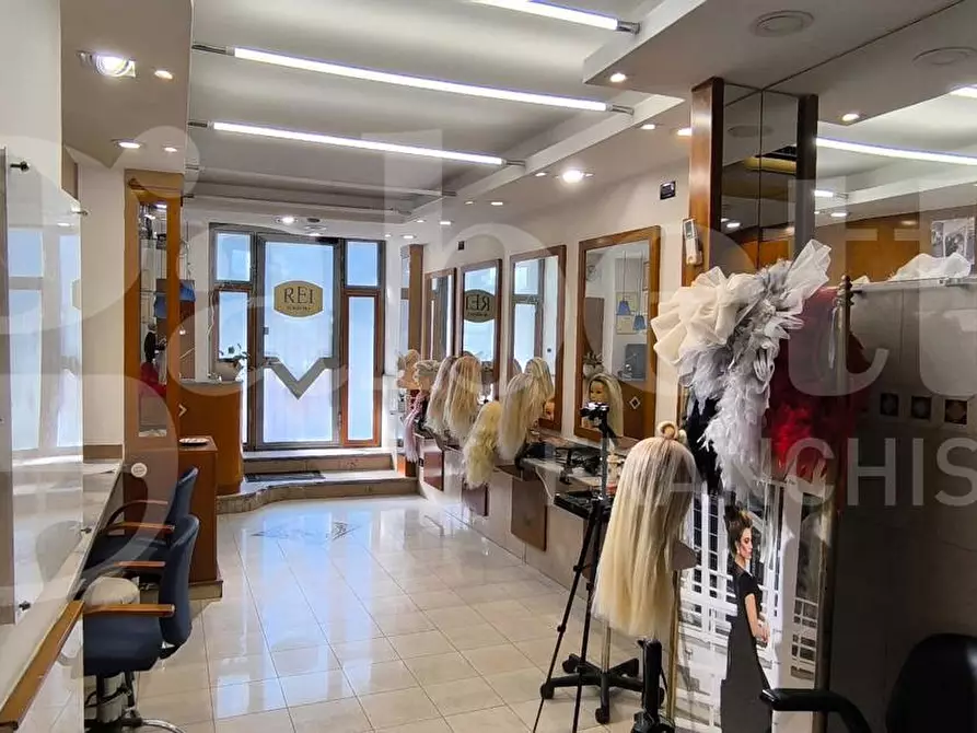 Immagine 6 di Negozio in vendita  in Via Foria a Napoli