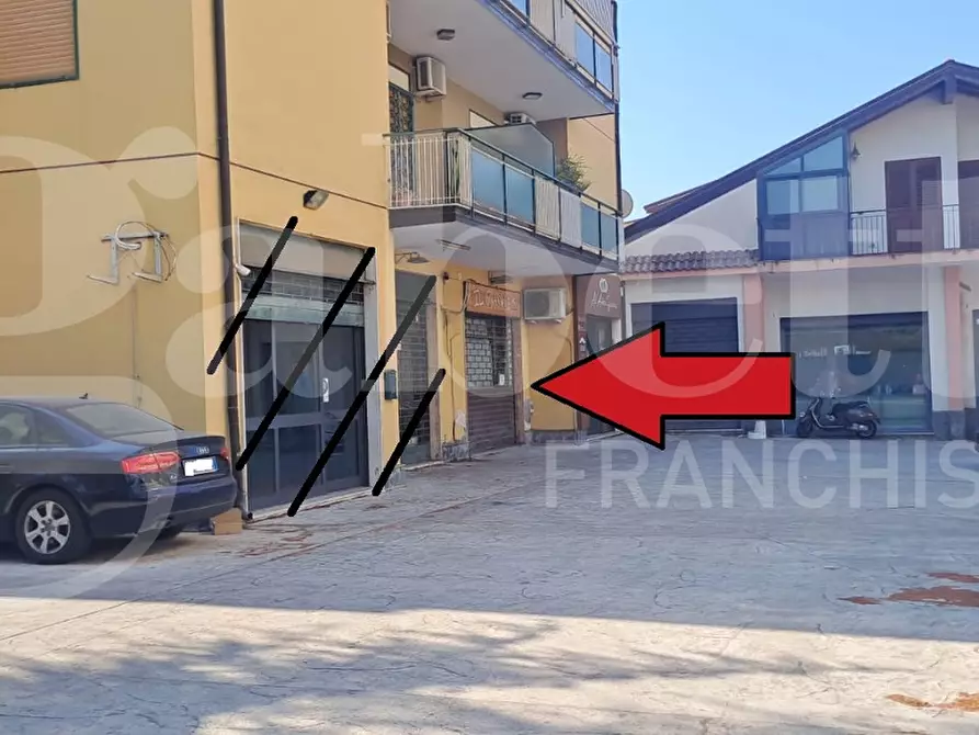 Immagine 2 di Negozio in affitto  in Via Umberto a Sant'agata Li Battiati