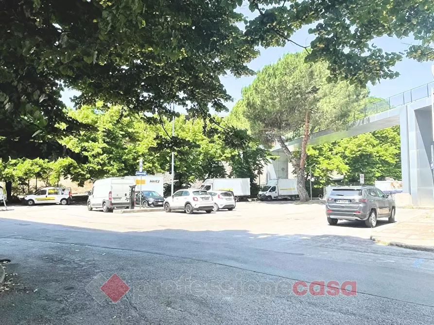 Immagine 10 di Negozio in vendita  in Via Mario Angeloni a Perugia