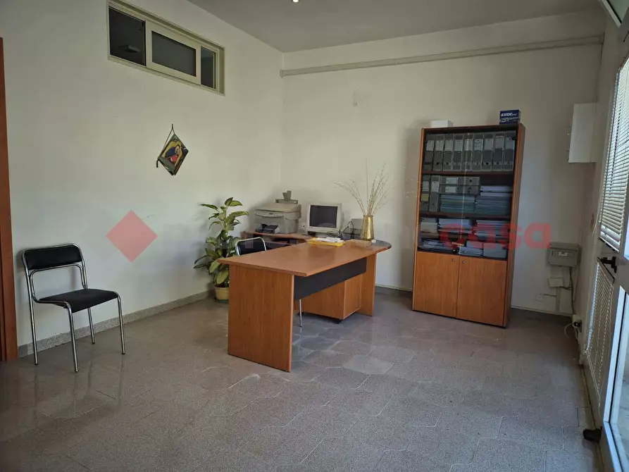 Immagine 1 di Negozio in vendita  in Via DON LUIGI MONZA, 18 a Brindisi