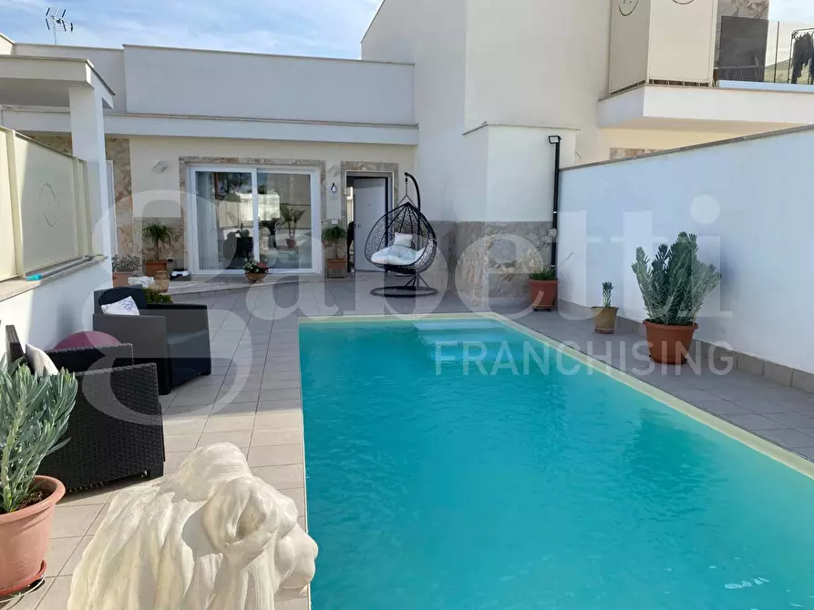 Immagine 5 di Casa trifamiliare in vendita  in Via Andrea Gusmai a Trani
