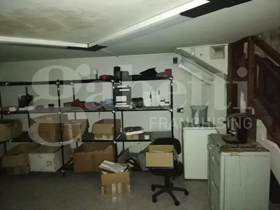 Immagine 8 di Negozio in affitto  in Via del Vecchio a Orta Di Atella