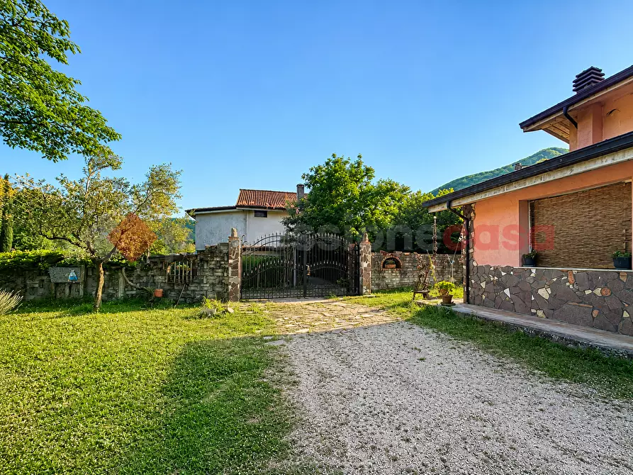 Immagine 3 di Villa in vendita  in Contrada Muggito, snc a Montelanico