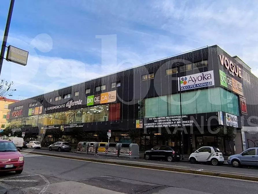 Immagine 13 di Negozio in vendita  in Via pietro giannone, 28 a Napoli