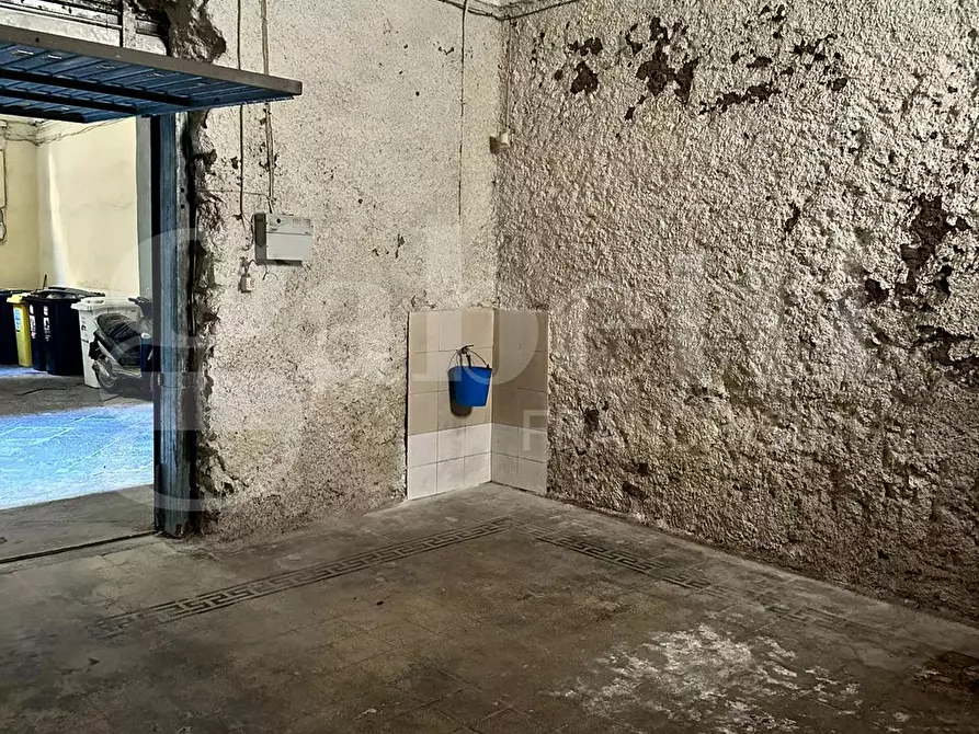 Immagine 7 di Box auto in vendita  in Via Vittorio Emanuele, 10 a Torre Annunziata