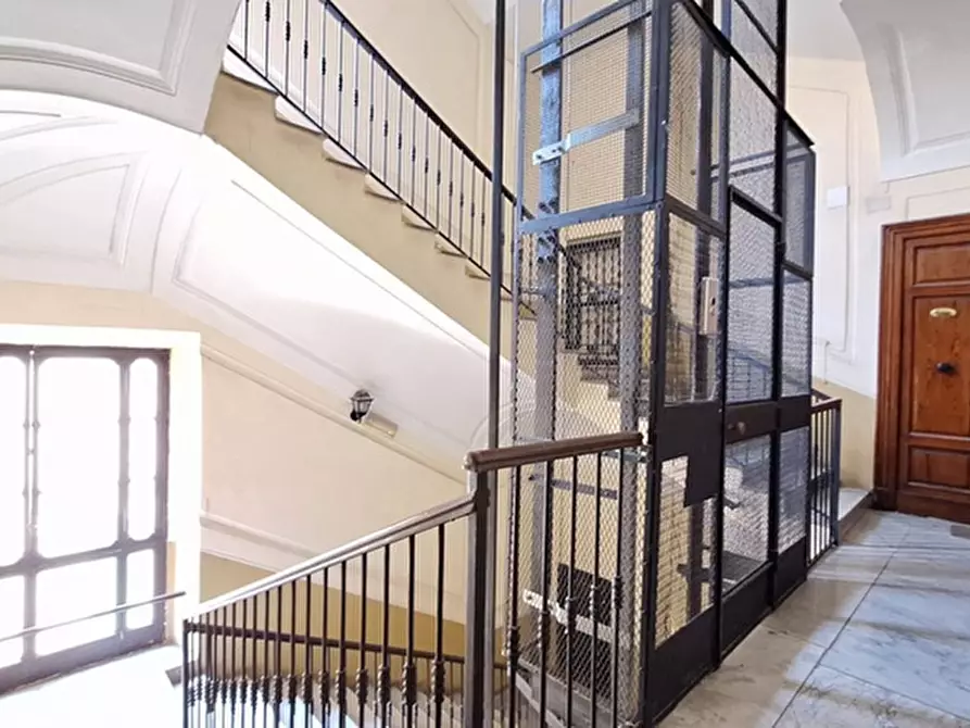 Immagine 4 di Appartamento in vendita  in Corso Umberto I a Napoli